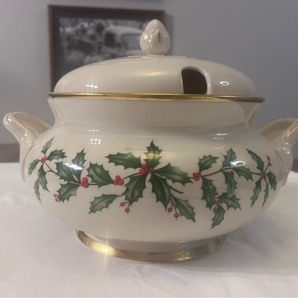 Lenox Cream and Gold Holly Tureen